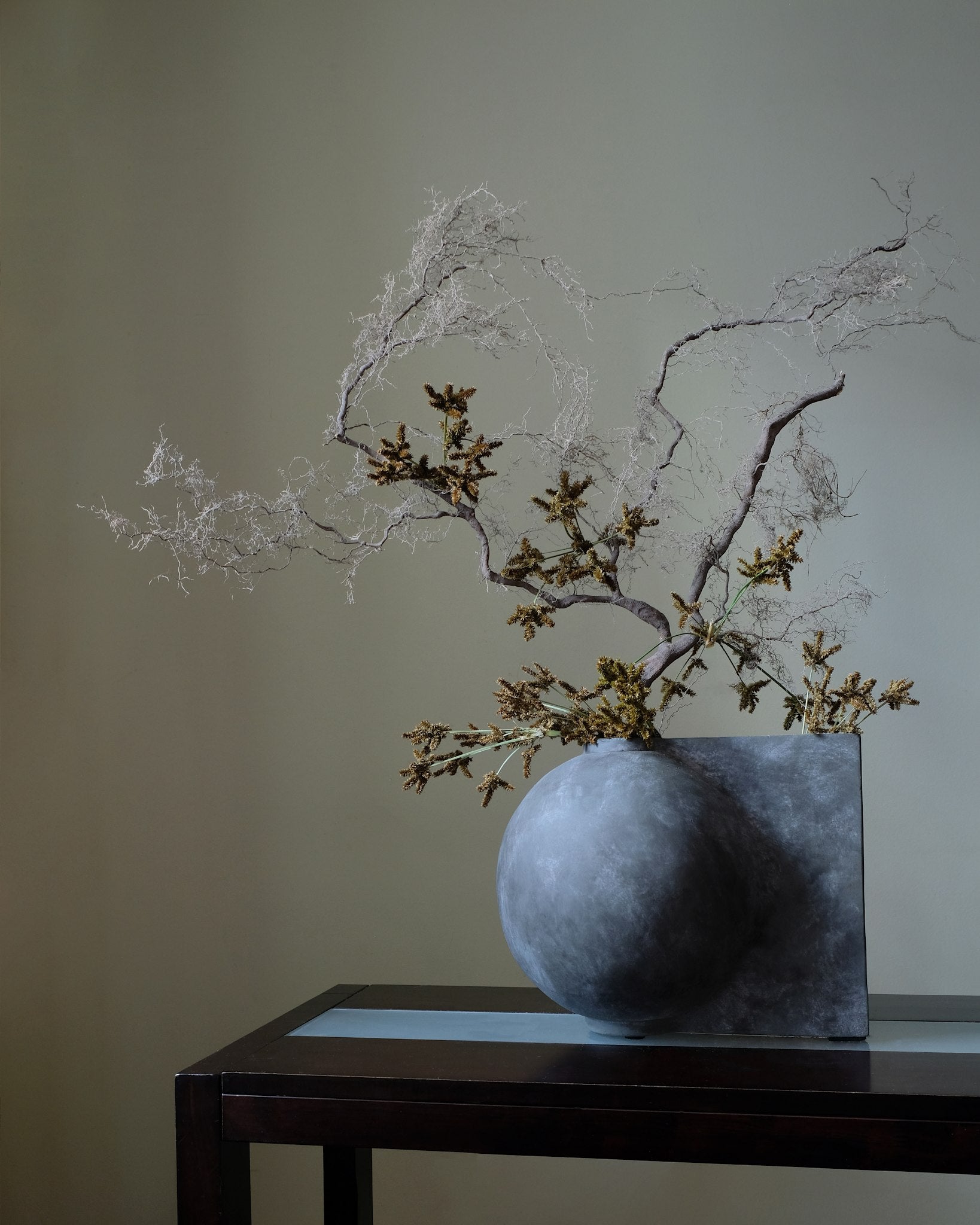 101 Copenhagen - Offset Vase, Mini - Dark Grey - Vase