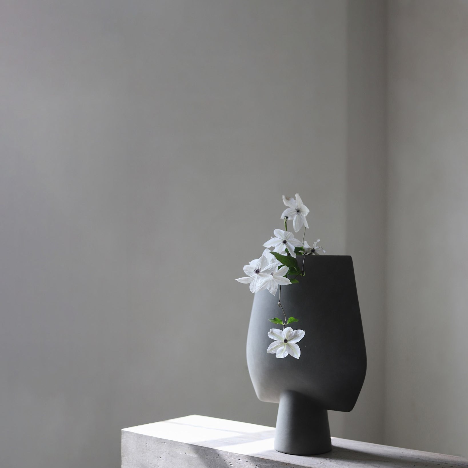 101 Copenhagen - Sphere Vase Square, Big - Dark Grey - Vase