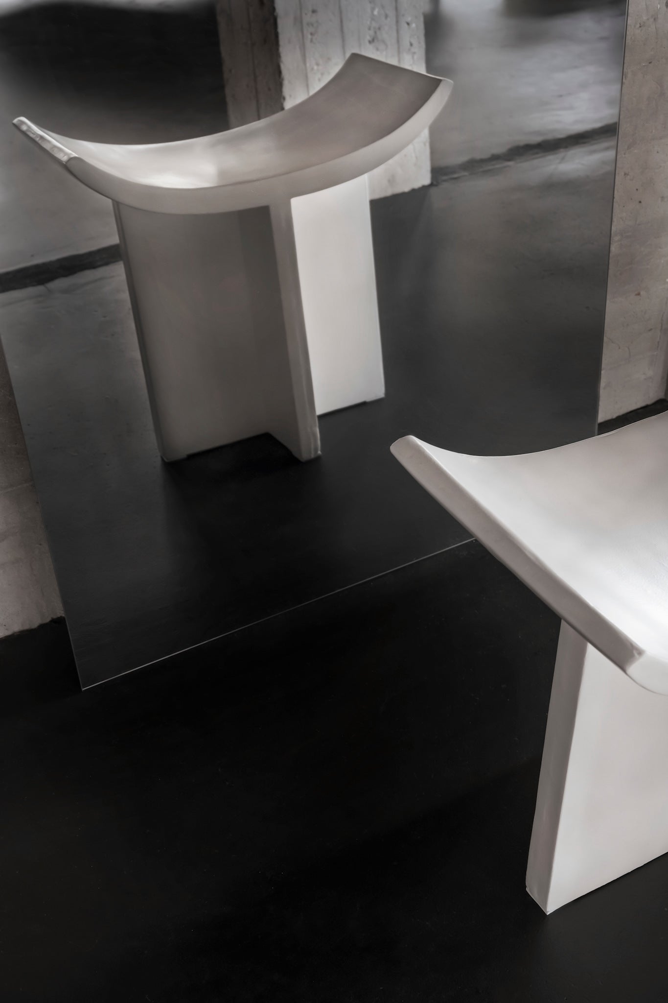 Brutus Stool Bone White Mirror