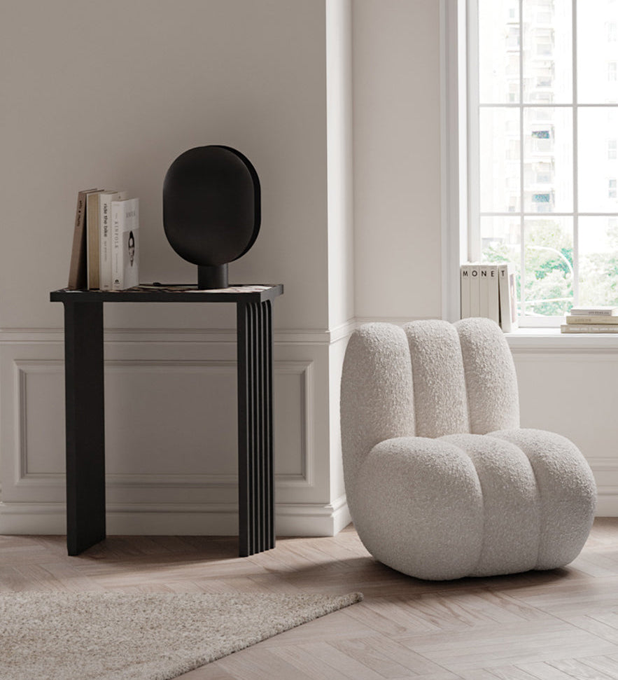 Bow Consol in Coffee with Cobra Vases