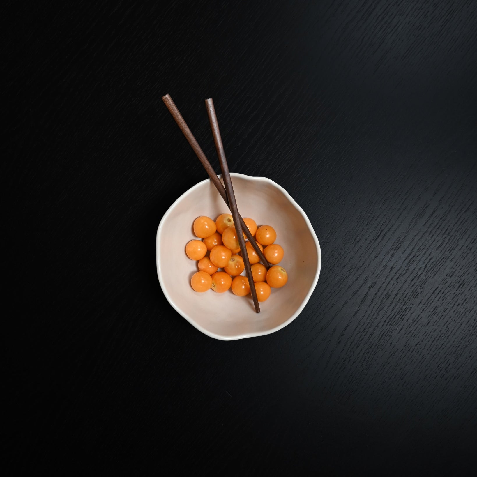 101 Copenhagen Native Bowl, Medio with yellow tomatoes and chopsticks