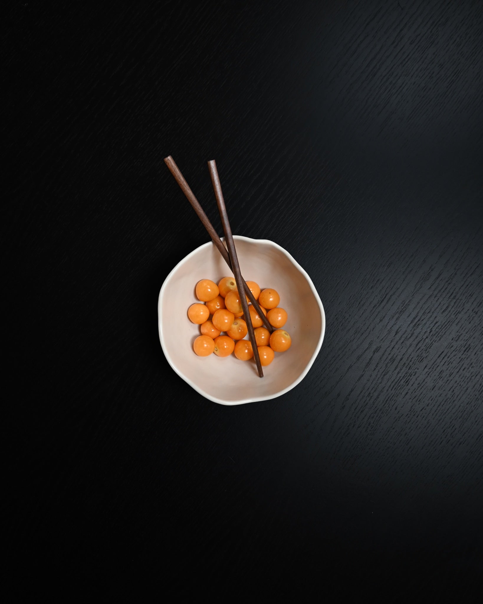101 Copenhagen Native Bowl, Medio with yellow tomatoes and chopsticks
