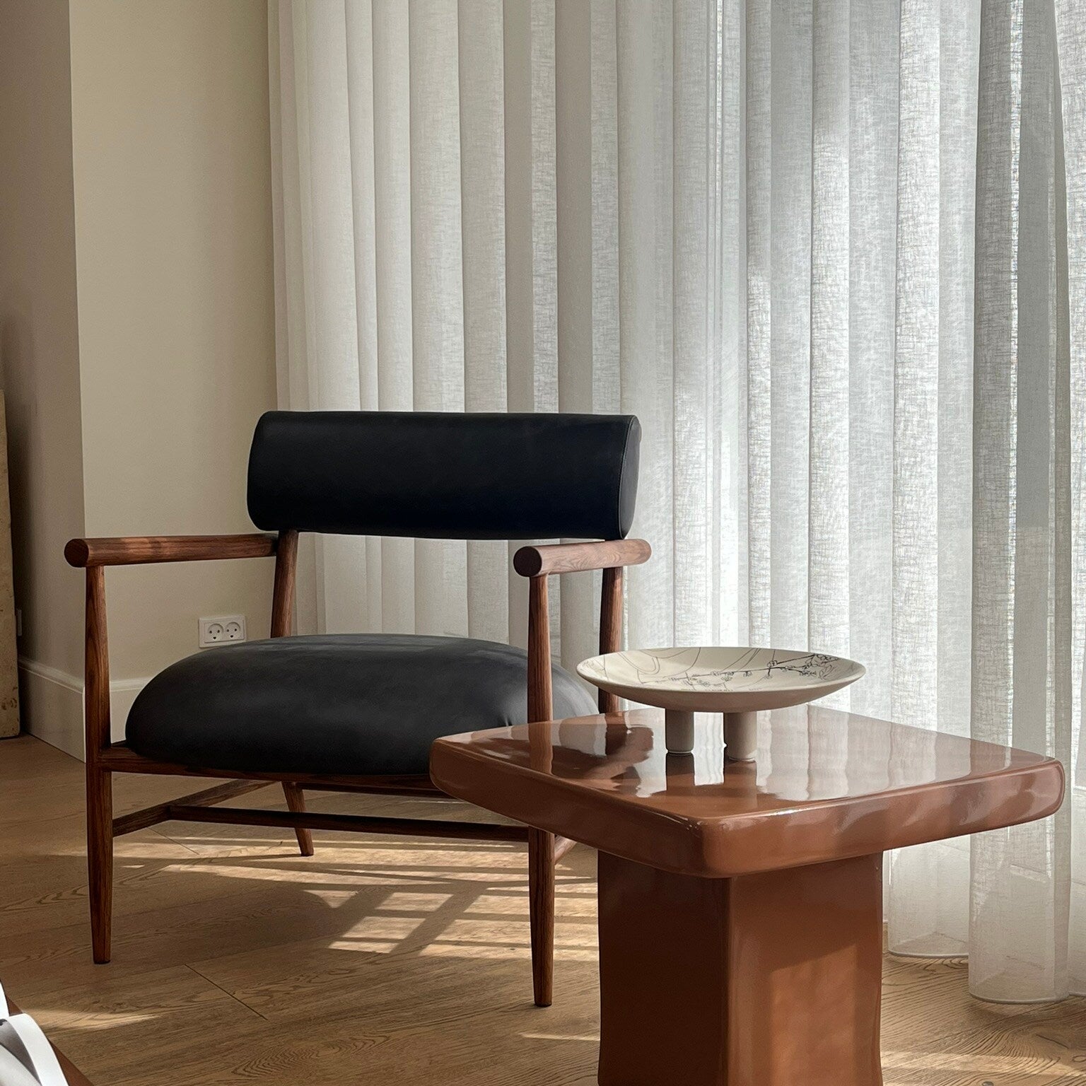 Nama Lounge Chair - Classic Brown Oak - Leather Black