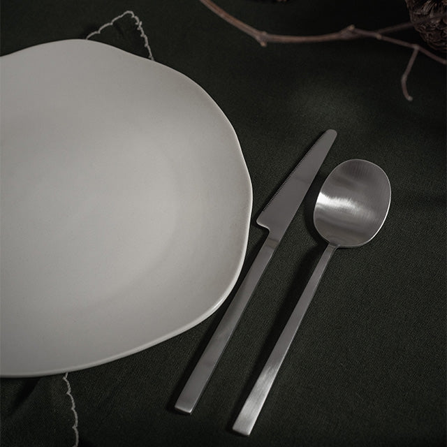 Native dinner plate & Kogei cutlery
