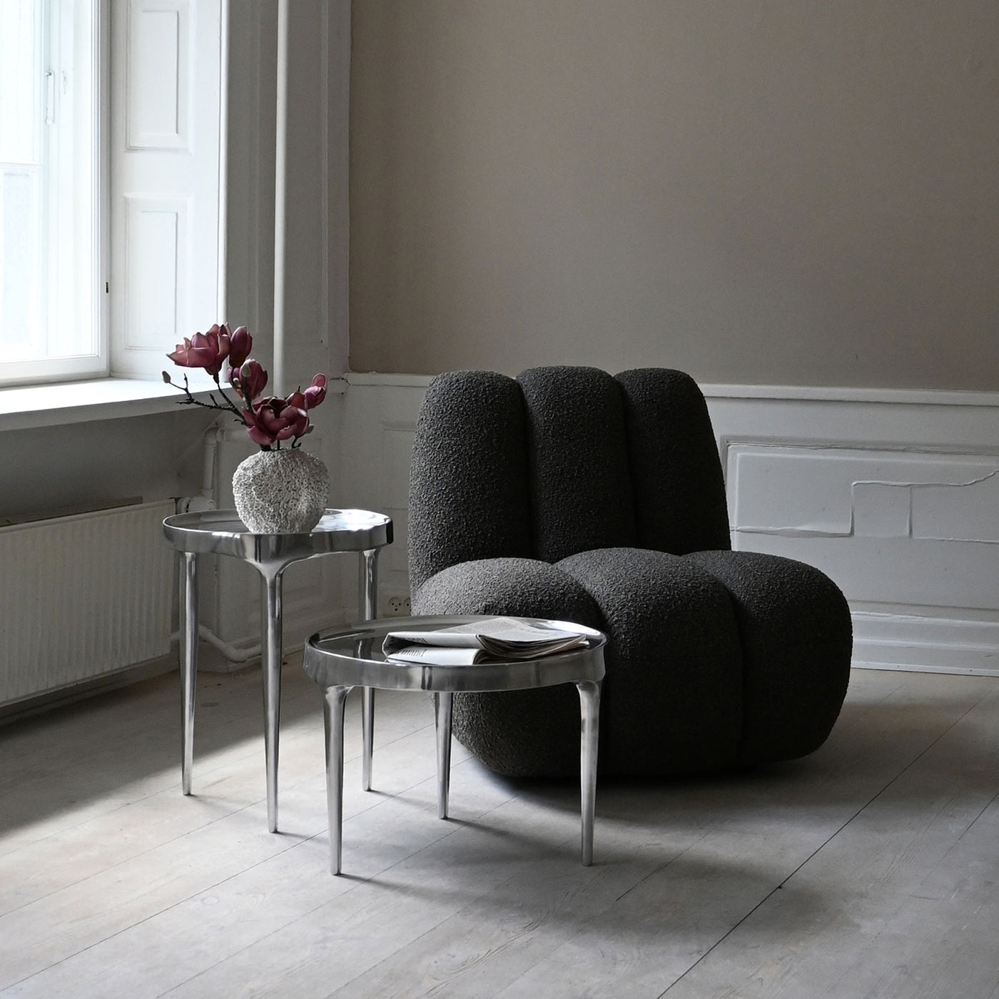 101 Copenhagen Toe chair, Sunao vase and Phantom tables in chrome