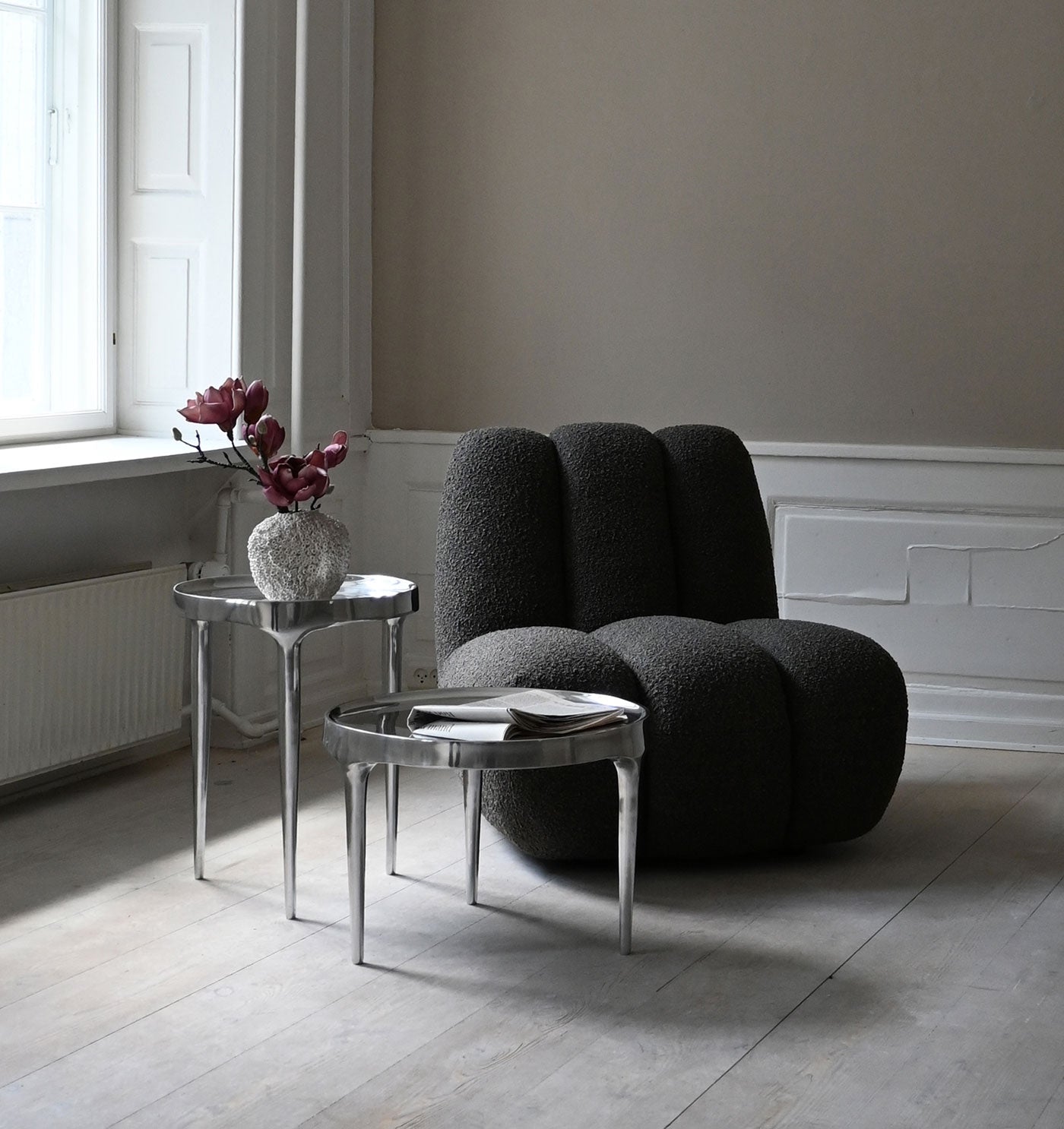 101 Copenhagen Toe chair, Sunao vase and Phantom tables in chrome