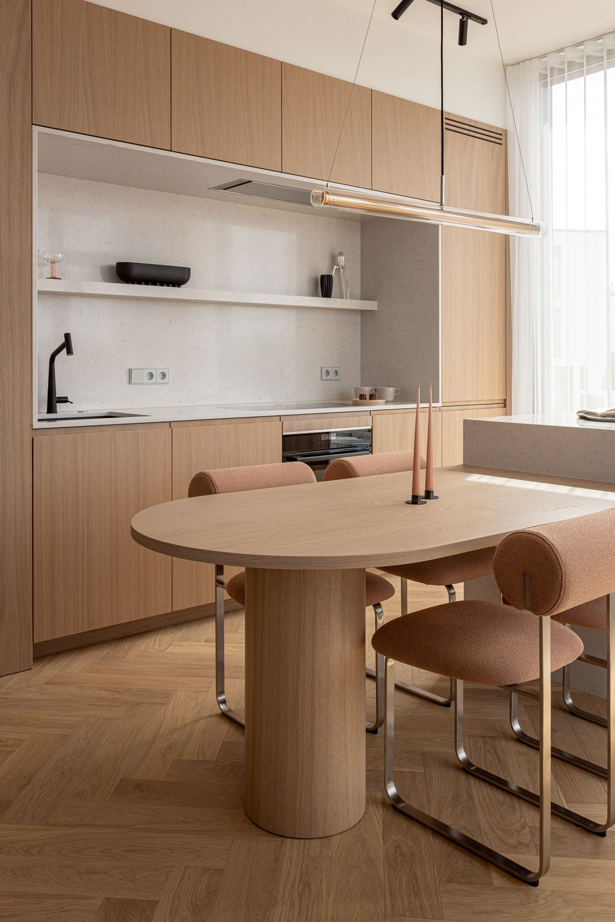 Reterra Hipodroomi apartment with Frame pendant over table in a kitchen